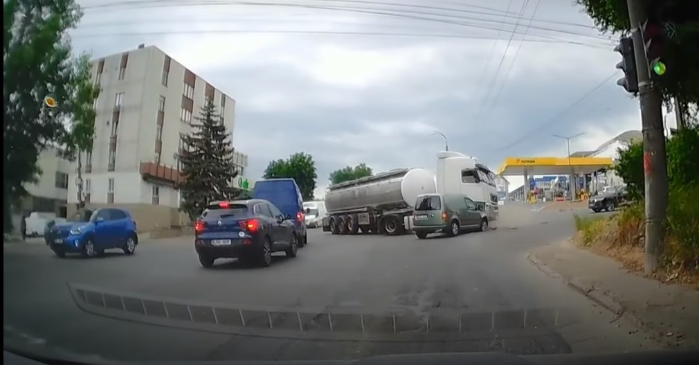 VIDEO Momentul în care o cisternă nu dă prioritate și e izbită în plin de un autoturism