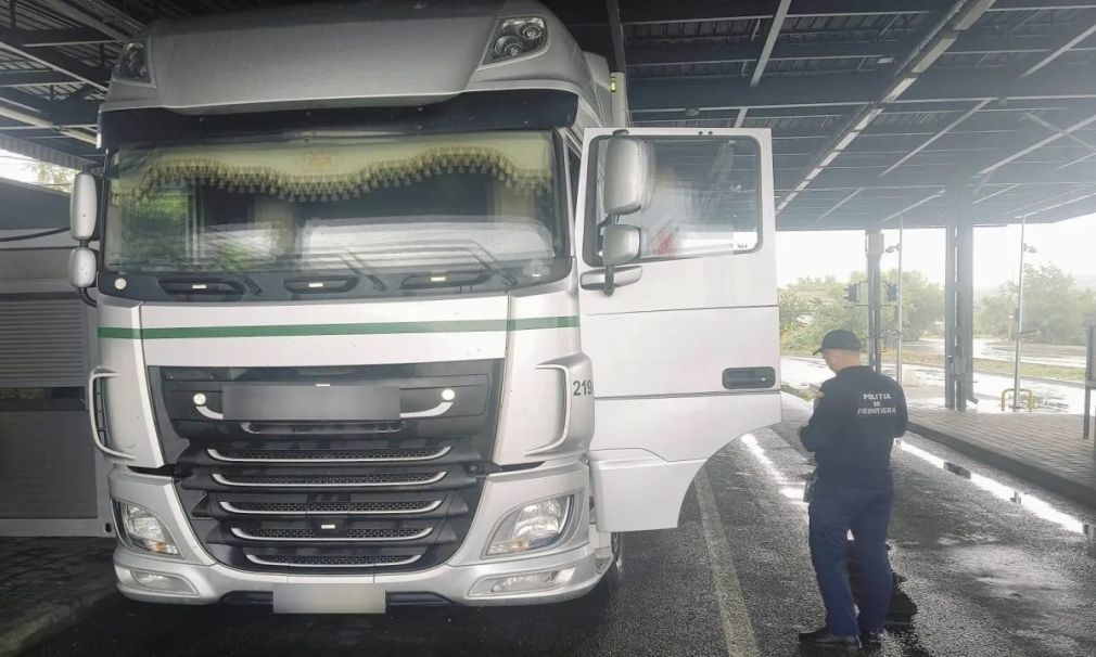 A încercat să intre în România cu un camion fără drept de circulaţie