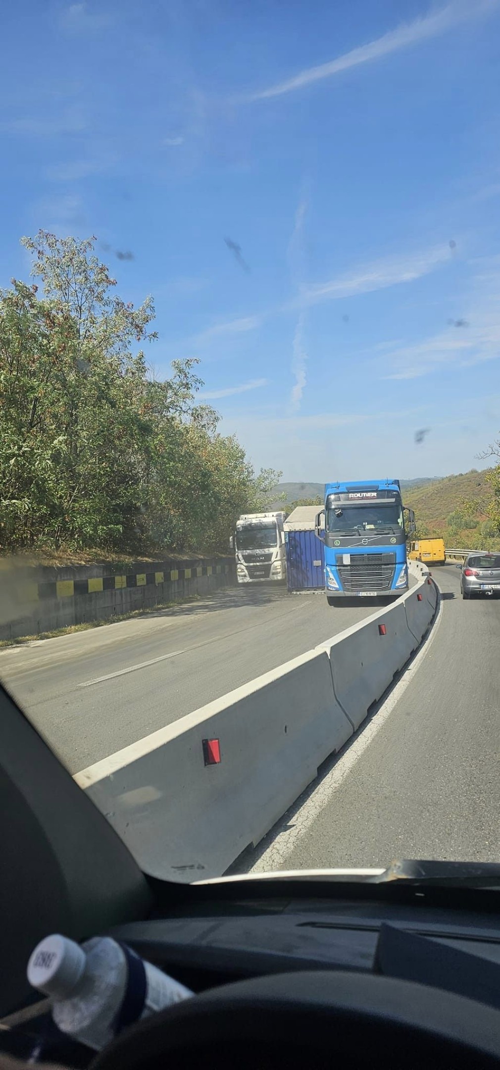 Remorca unui camion s-a desprins pe un drum din Piatra Craiului