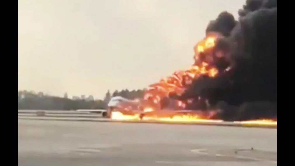 VIDEO teribil. 41 de oameni morți după ce un avion a aterizat în flăcări