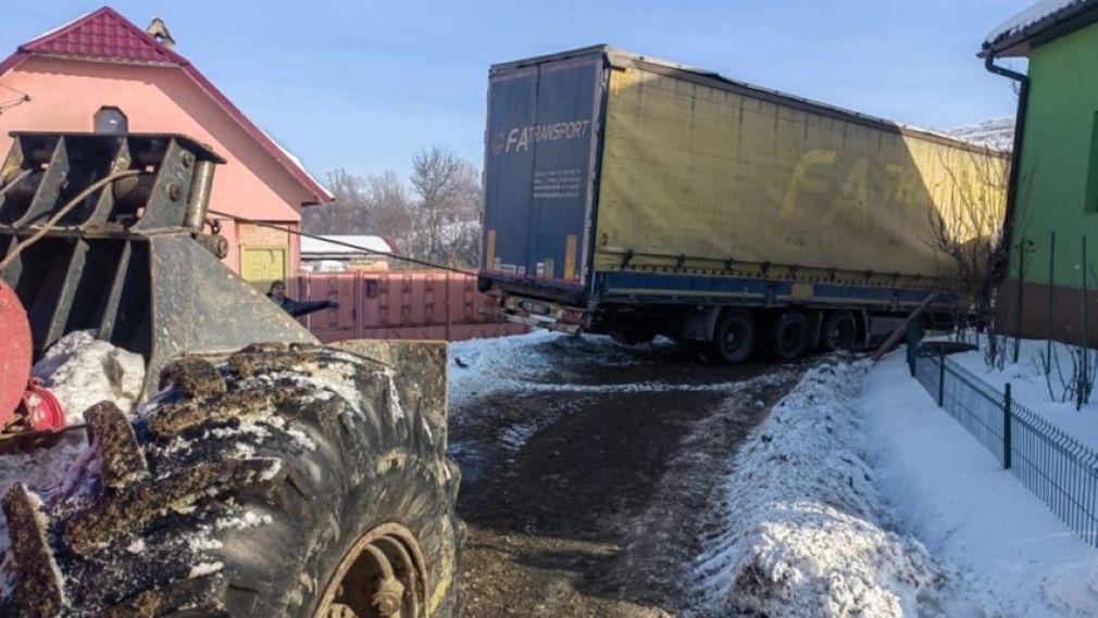 Trădat de GPS: Un turc a ajuns cu camionul pe ulițele unui sat