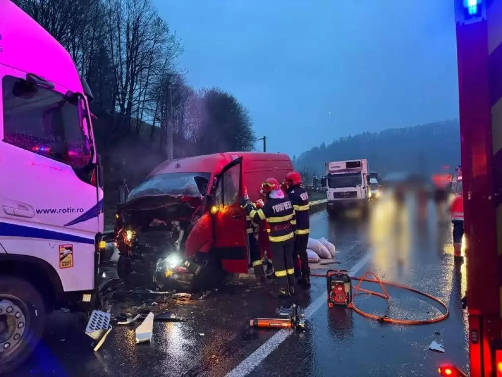 Un camion s-a ciocnit frontal cu o autoutilitară