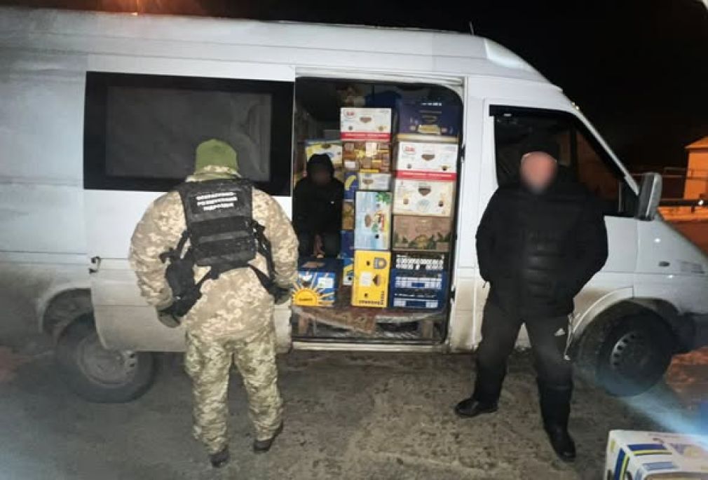 Un bărbat ascuns într-un microbuz cu marfă, depistat de poliția de frontieră