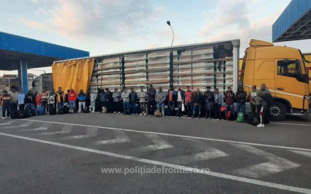 Un polițist de frontieră cerea 10.000 euro pentru fiecare camion cu migranți