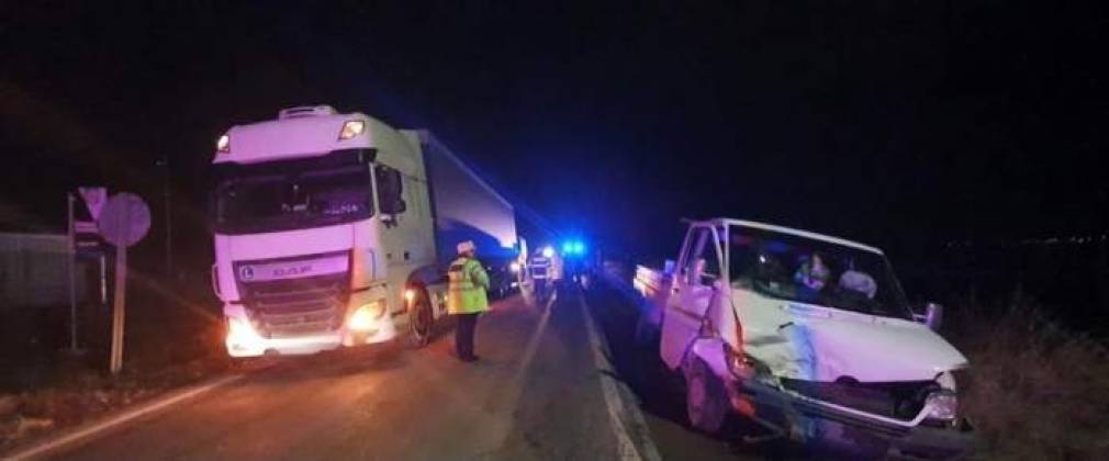 Un bebeluș și patru adulți, răniți la impactul cu un camion