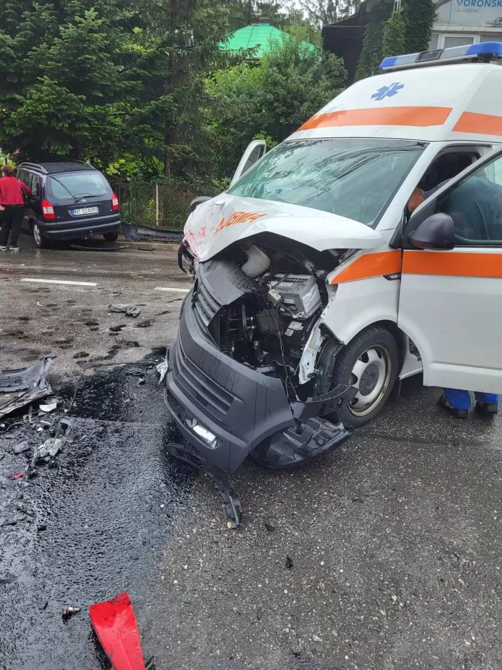 Impact între un camion, o ambulanță și un autoturism