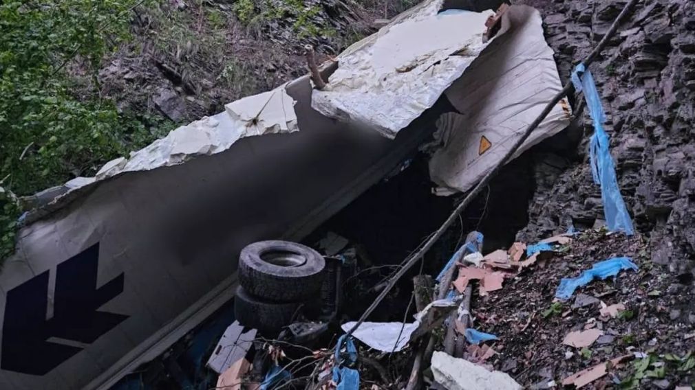 Un camion a căzut într-o râpă