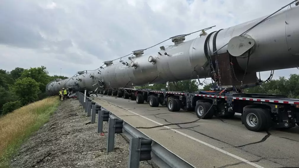 O încărcătură masivă s-a desprins de pe camion și a ucis 2 oameni