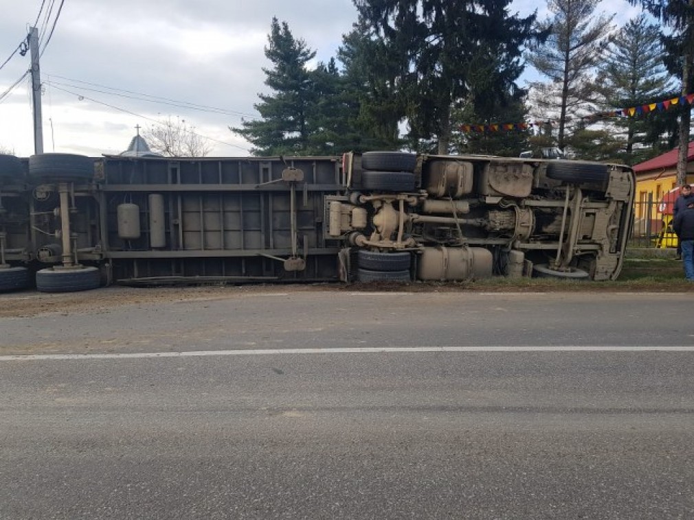 Un camion cu lemne s-a răsturnat