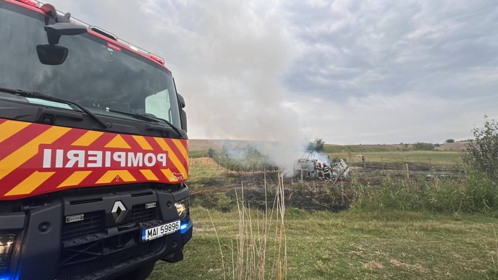 VIDEO Un camion cu zeci de stupi a ars complet