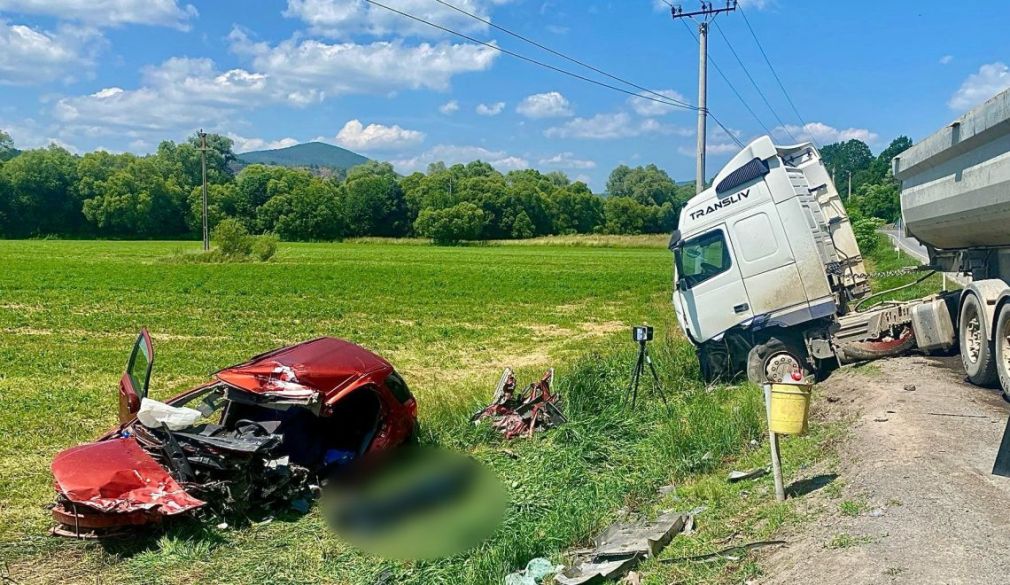 Șofer mort după un impact violent cu un camion
