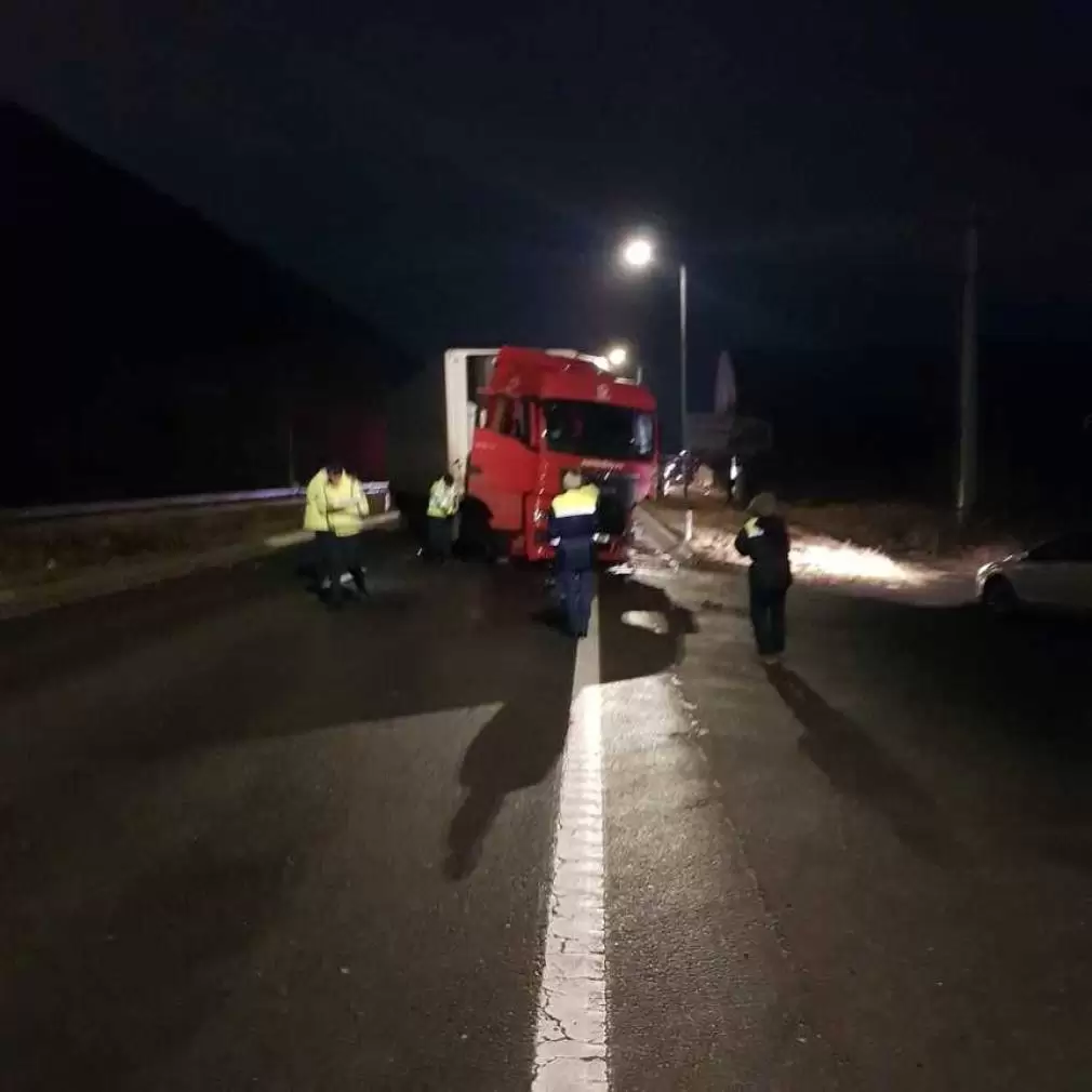Trafic blocat după ce un camion și o mașină s-au lovit