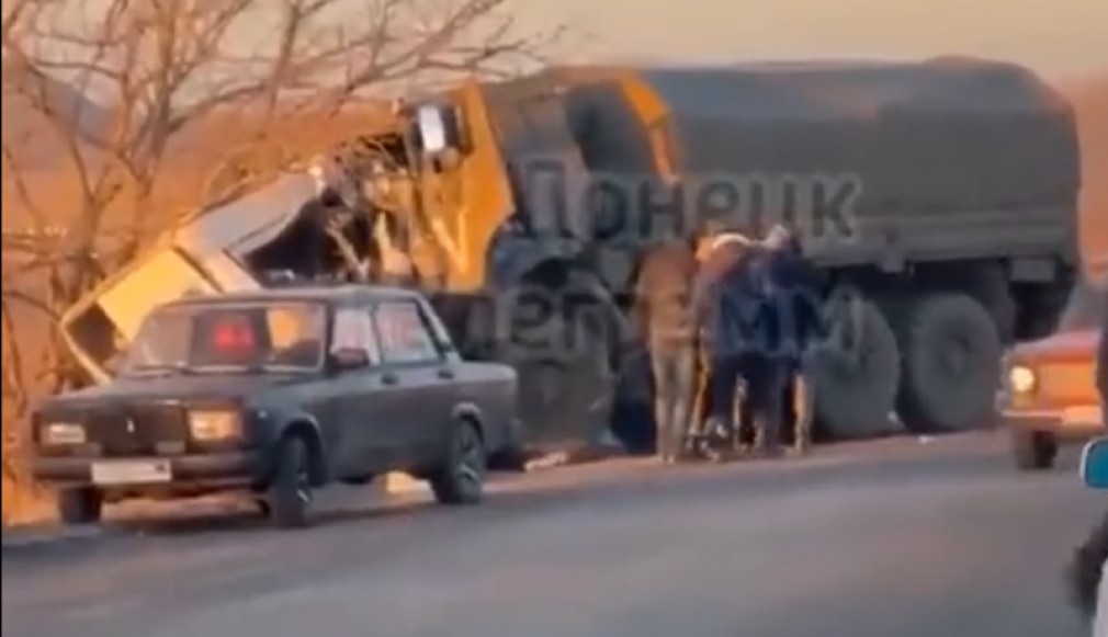 VIDEO 15 morți, după ce un camion care transporta militari și un microbuz s-au ciocnit