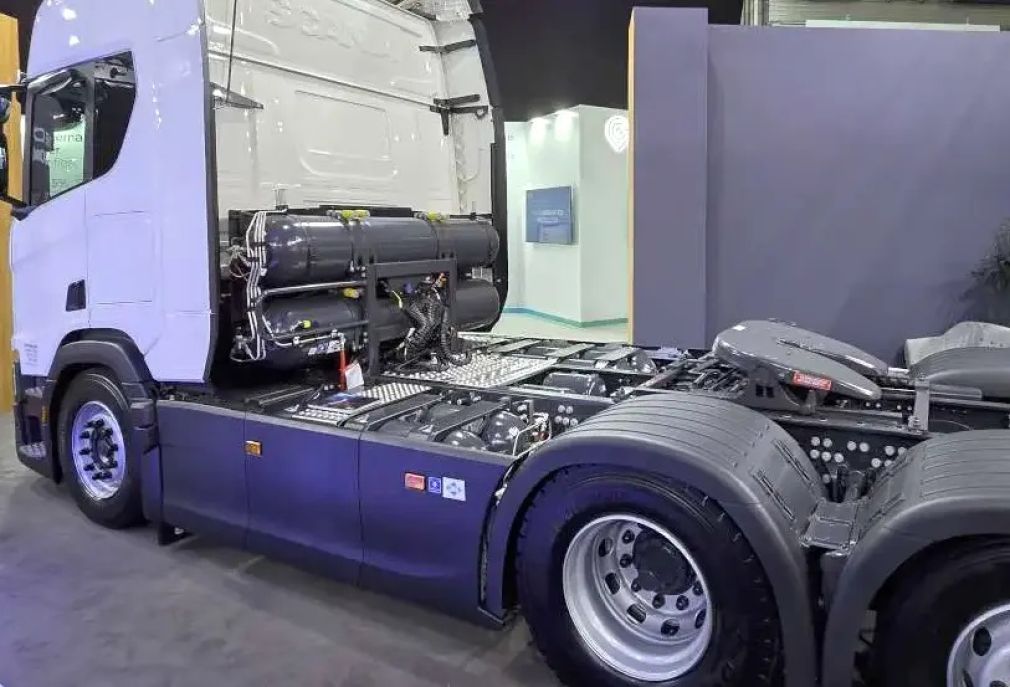 Scania lansează un camion pe gaz de lungime excepțională, cu rezervoare amplasate în spatele cabinei