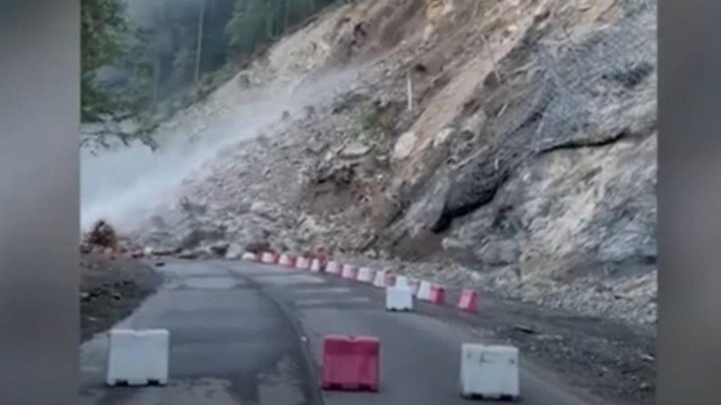 Drum închis după căderi masive de bolovani