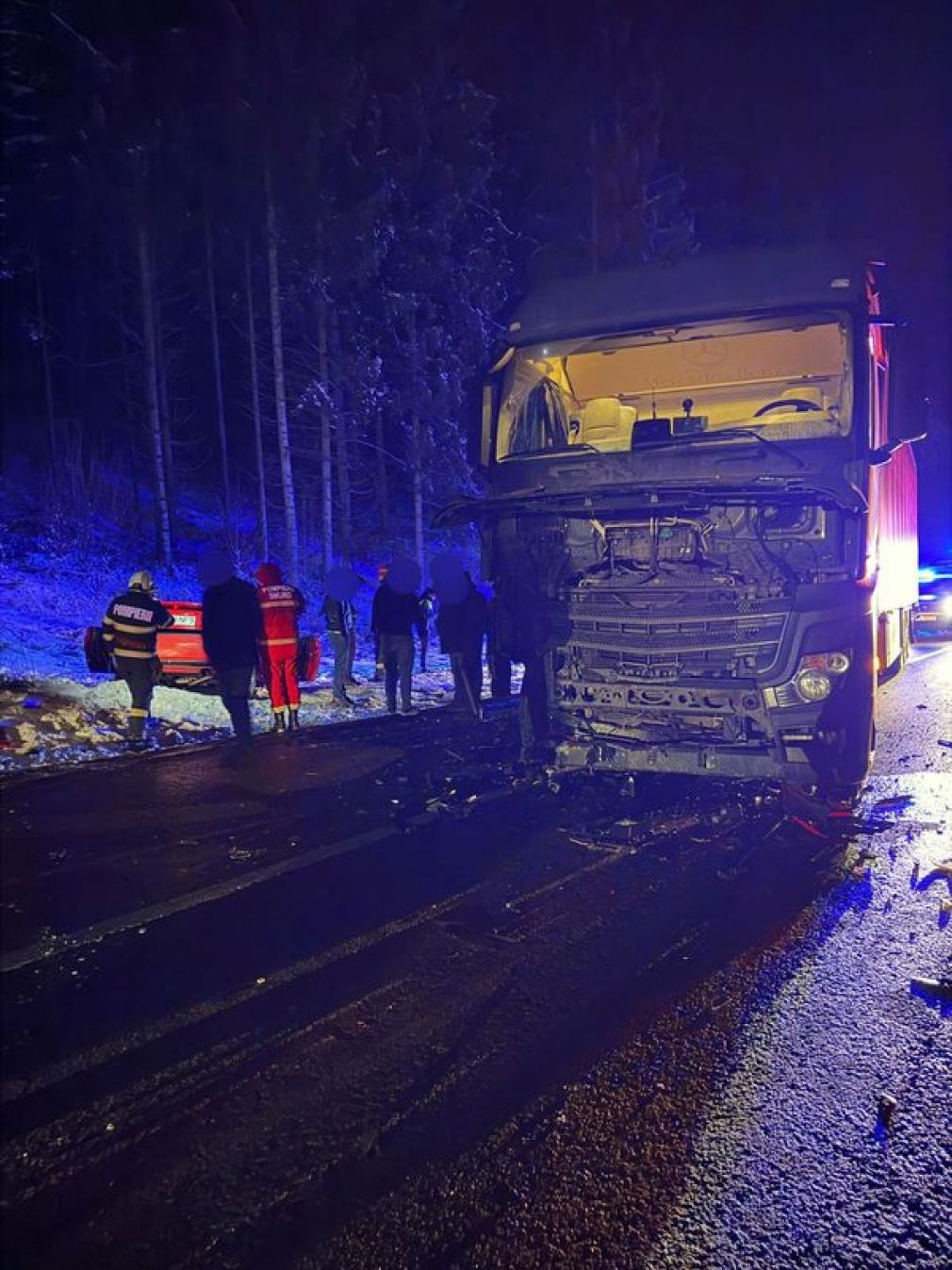 Un șofer a făcut slalom printre mașini și s-a lovit de un camion