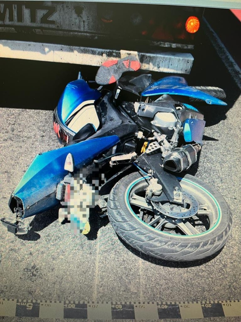 Un motociclist a lovit o mașină, apoi a ajuns sub camion