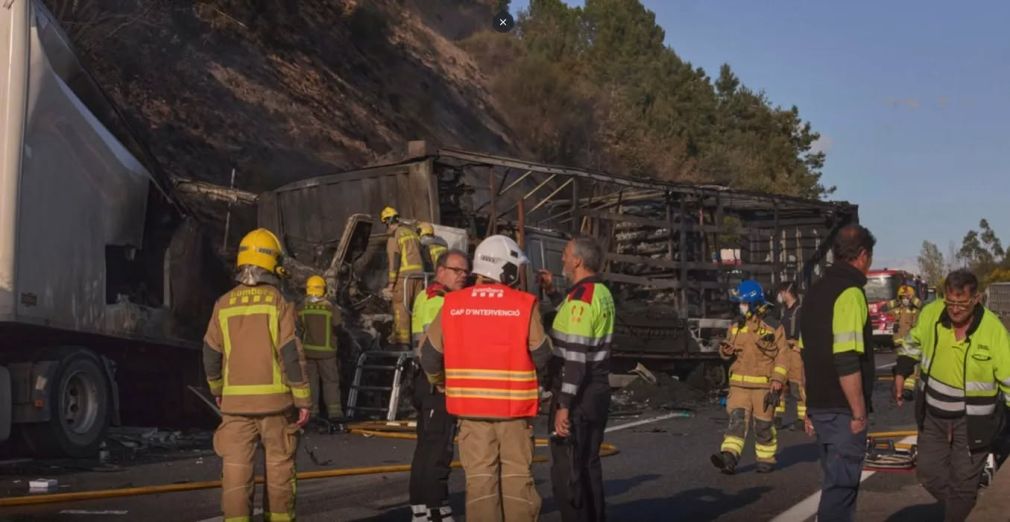 Doi soți care lucrau în echipaj au ars de vii după ce camionul lor a lovit alt camion