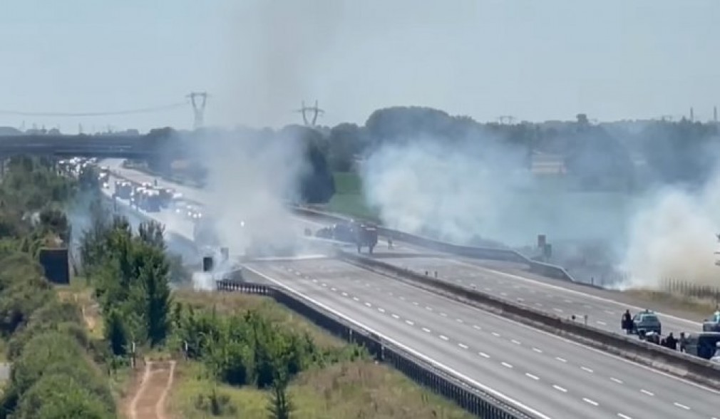 VIDEO Tragedie în Italia. Două camioane s-au ciocnit pe autostradă, iar șoferii au murit