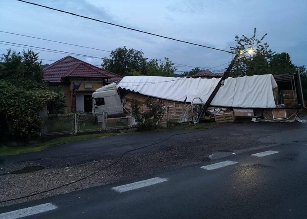 UPDATE. VIDEO cu accidentul în care un camion a intrat în curtea Poliției