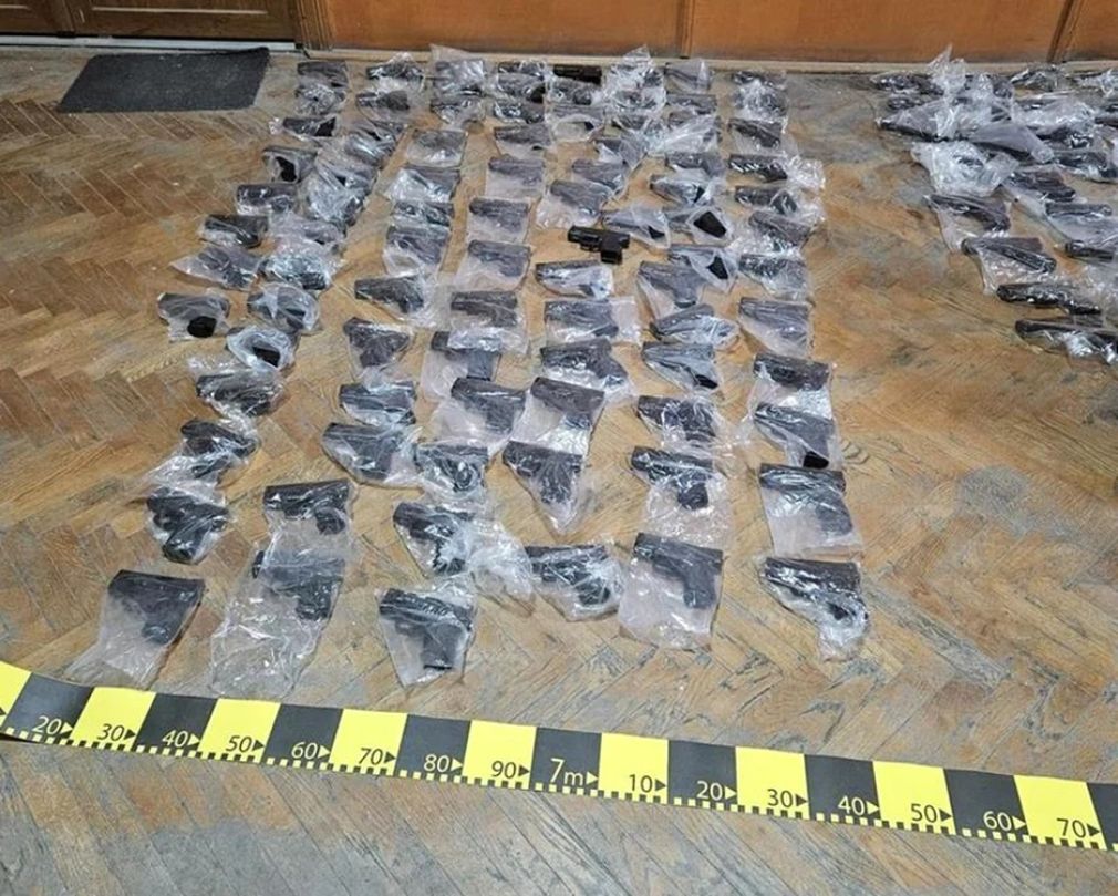 131 de pistoale găsite într-un camion