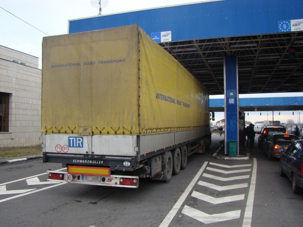 Camioanele aşteaptă cinci ore pentru a ieşi din ţară, la Nădlac
