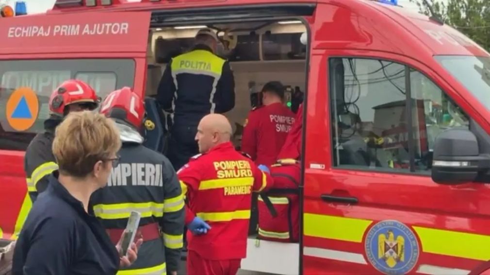 Femeie rănită. A intrat cu mașina în camion