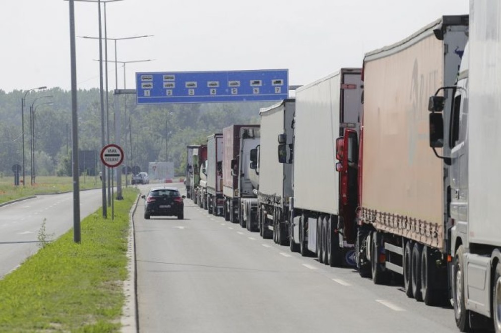 DOCUMENT Șoferii români de camion pot conduce până la 11 ore pe zi. Repaosul se poate face în cabină