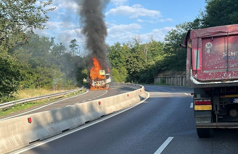 Camion cu alimente a luat foc