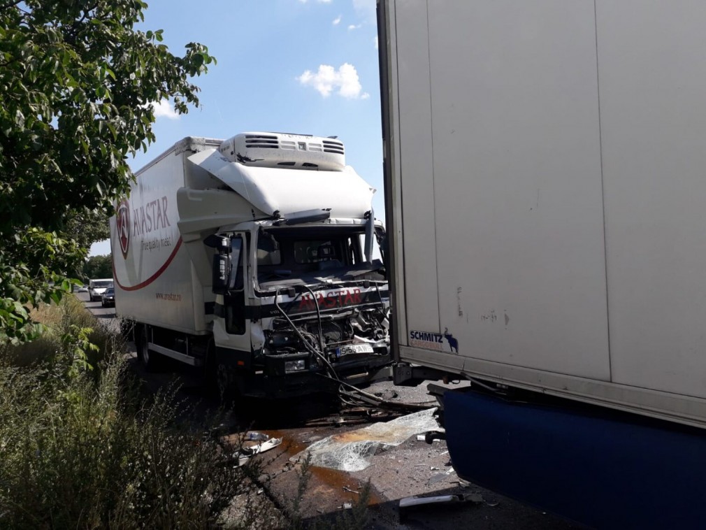 Carambol cu două camioane la ieșirea din Pașcani