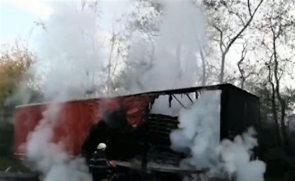 Un camion cu fier a ars. Șoferul a reușit să decupleze cabina și să fugă