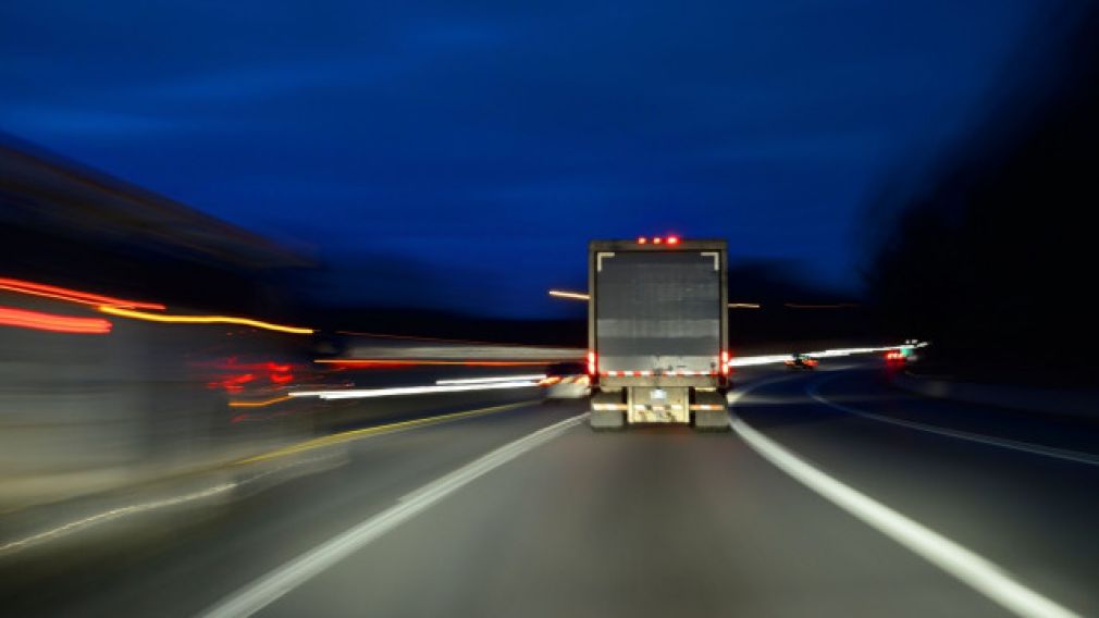 Un șofer român de camion a lăsat un cartier de locuințe în beznă