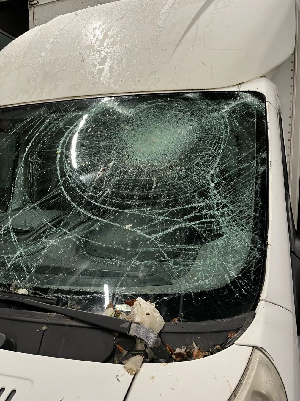 Nou caz grav: Tinerii au aruncat gheață de pe un pod pe mașinile din trafic