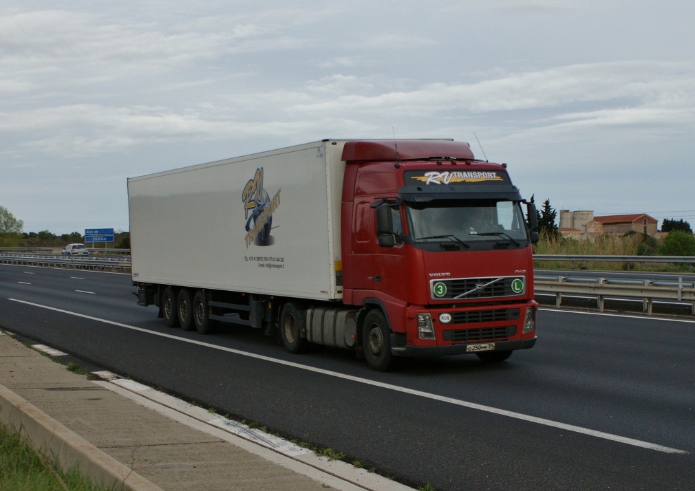 18 camioane confiscate după o descindere a poliției la o firmă care activa în Belgia