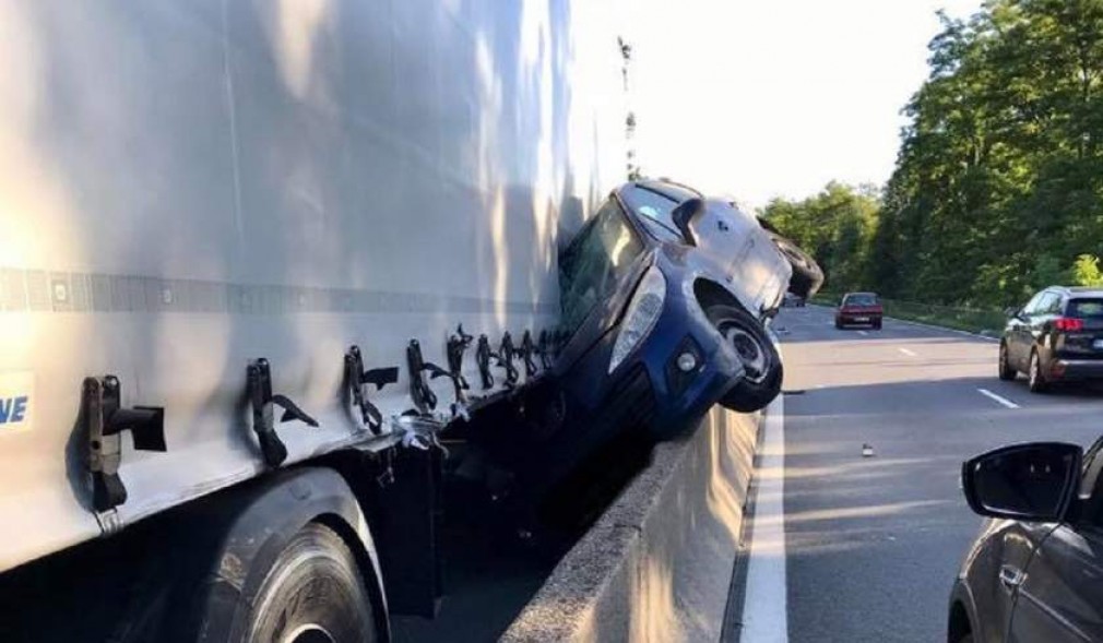 Franţa: Un şofer profesionist român a strivit cu camionul un Peugeot pe șosea
