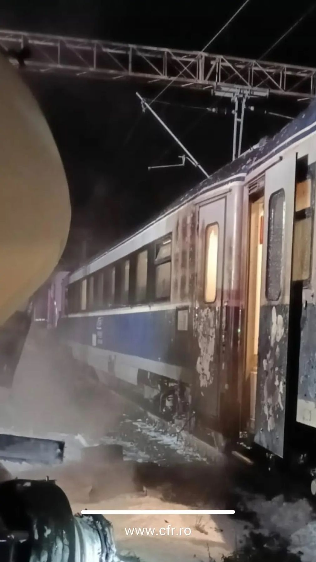 VIDEO Trenul Suceava–Constanța a lovit un camion cu ciment