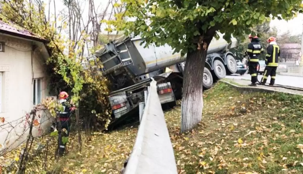 Dorohoi. Camion ajuns în curtea unei case
