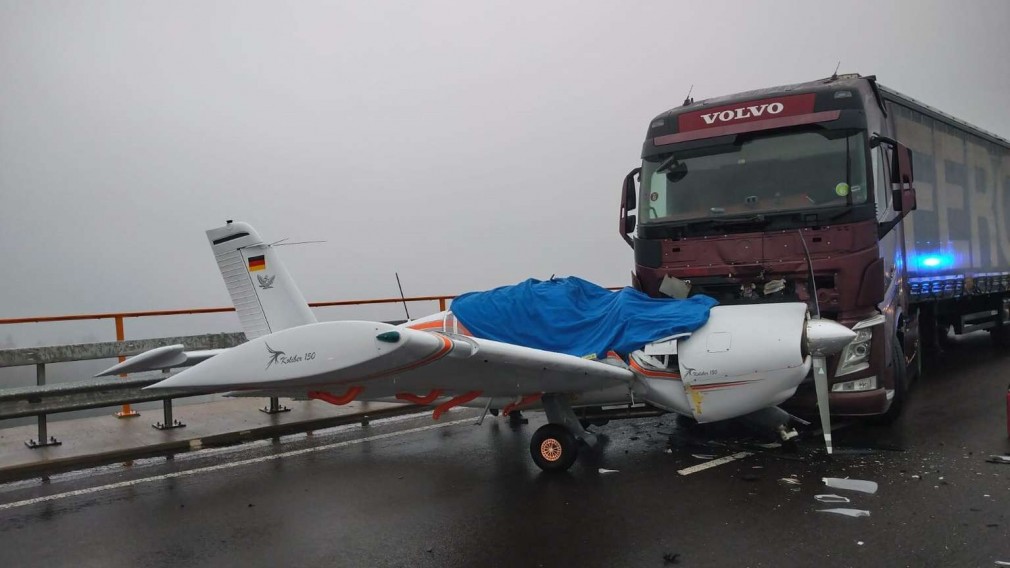VIDEO Șofer român de camion a lovit un avion care a aterizat forțat pe autostradă