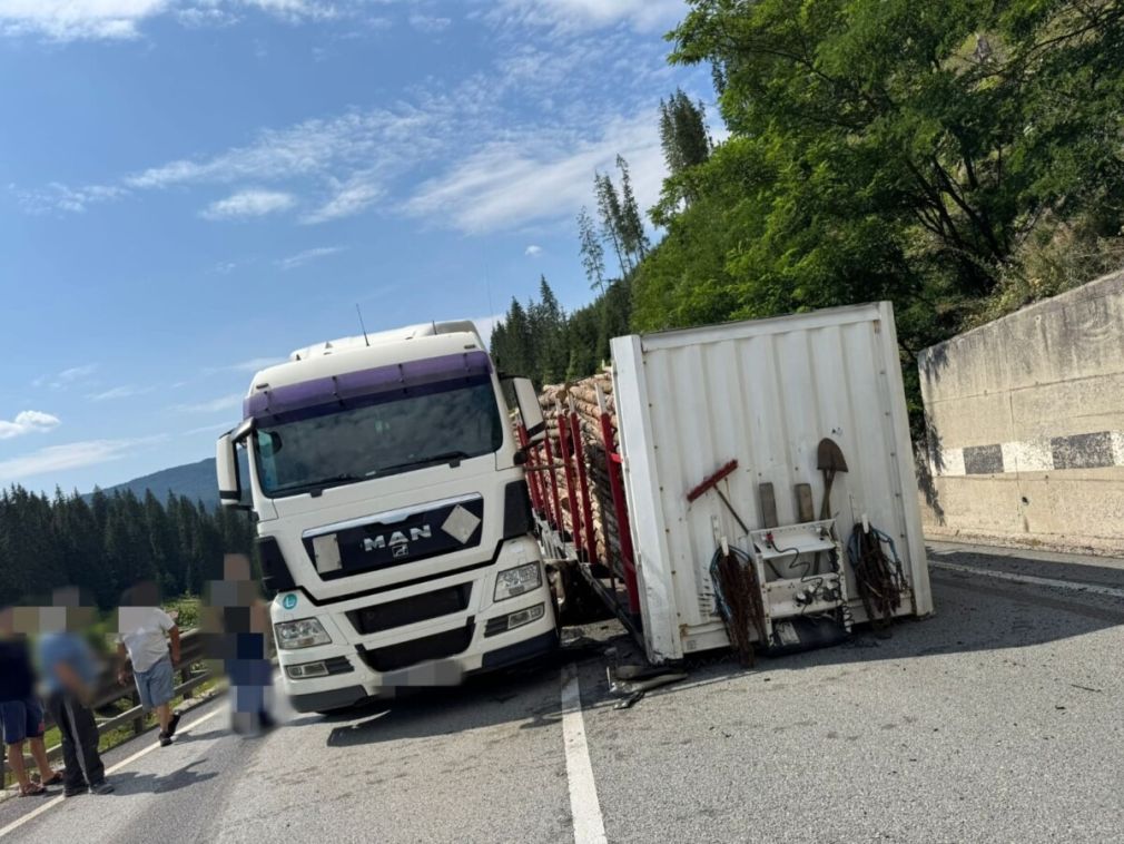 Remorca unui camion s-a decuplat. Pagube importante