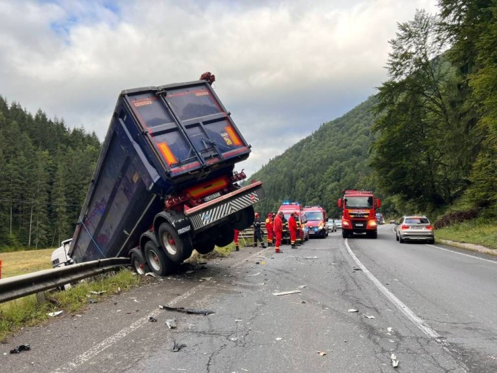 Un șofer al unei autoutilitare izbite de camion și-a pierdut viața