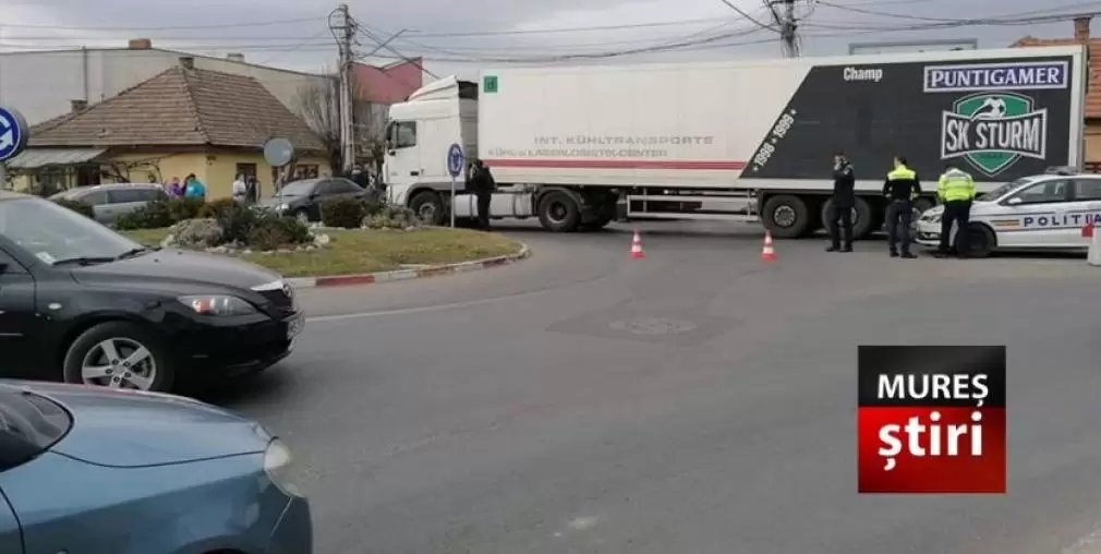Un bărbat a fost prins sub roțile unui camion