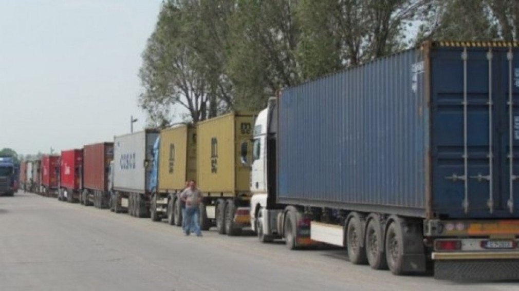Poliția de Frontieră: Șoferii de camioane au așteptat mai multe ore să iasă din România