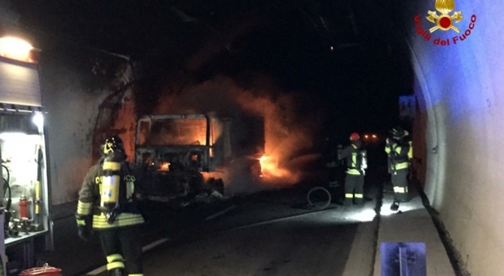 VIDEO. Un CAMION a luat foc în tunel. 32 de persoane intoxicate