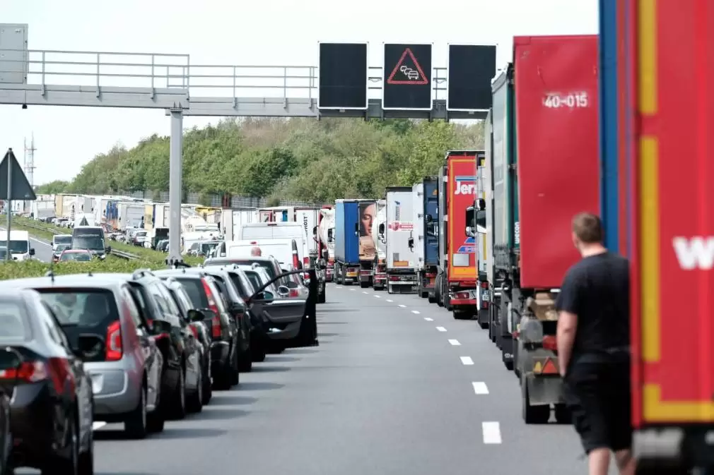 Poliția germană laudă șoferul român de TIR care a oprit un coleg cu alcoolemie 4 la mie