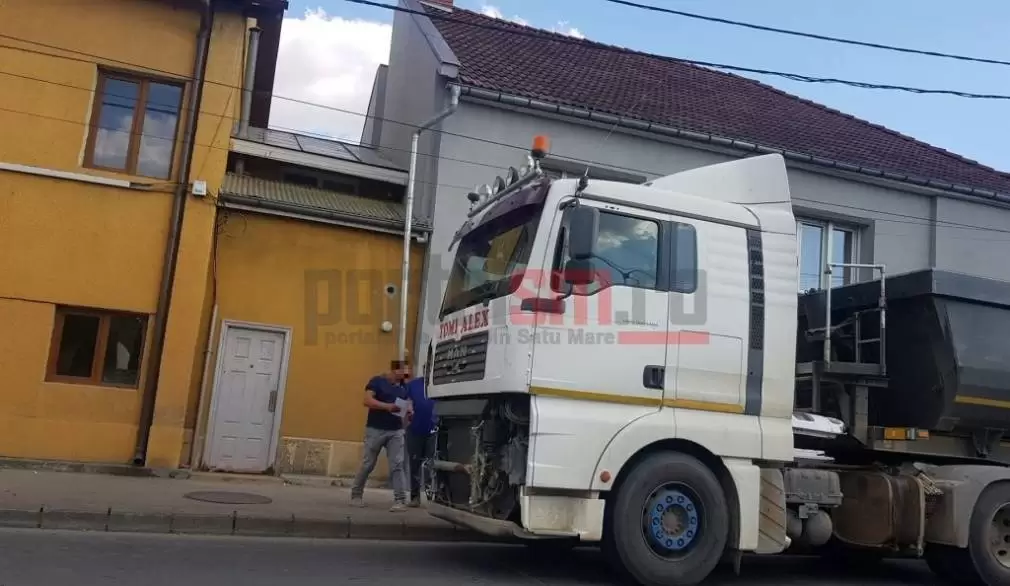 Accident cu un camion într-un sens giratoriu