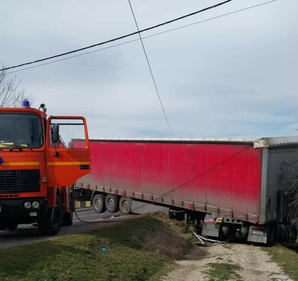 Un camion fără încărcătură s-a ciocnit cu un autoturism în Argeș