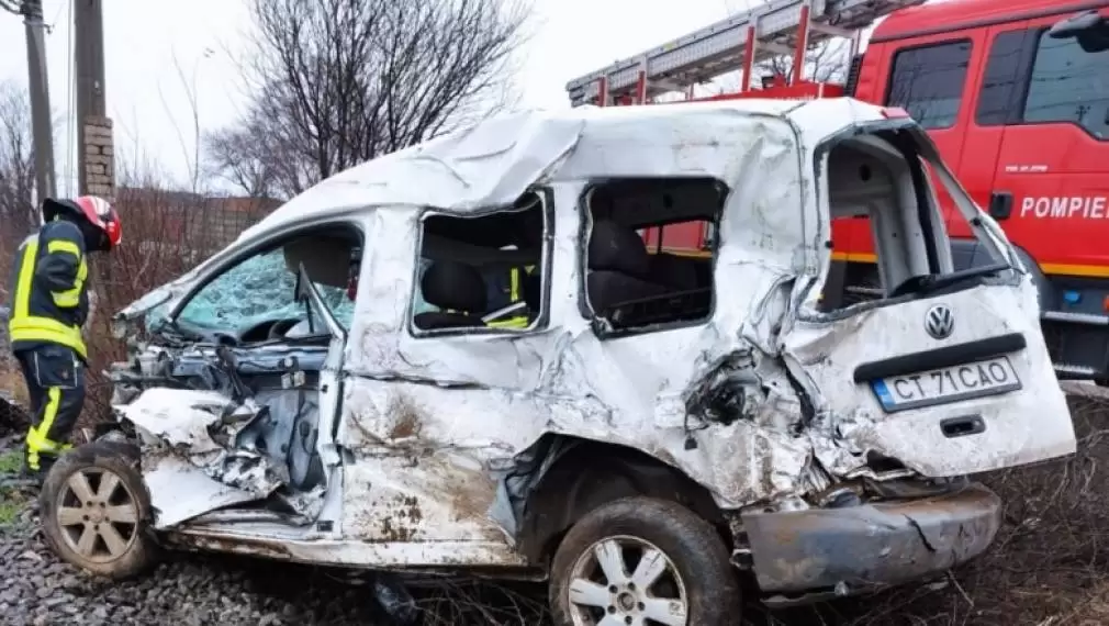 Mașina pe care o conducea a fost lovită de un camion, apoi de tren