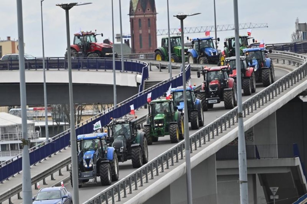 Fermierii polonezi vor relua blocarea unui punct de trecere a frontierei cu Ucraina