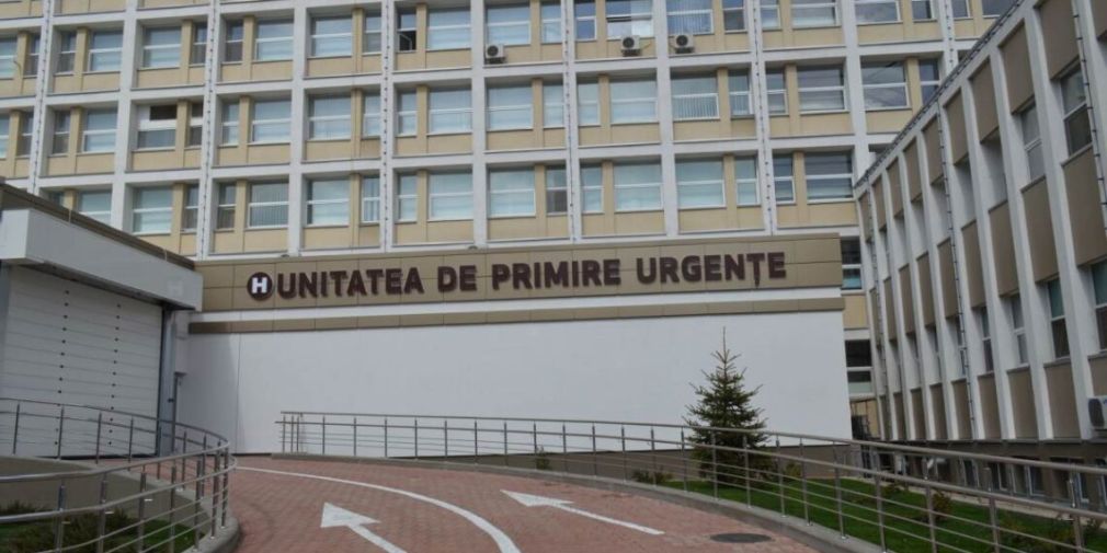 O femeie a ajuns la spital după ce șoferul unui camion nu a păstrat distanța