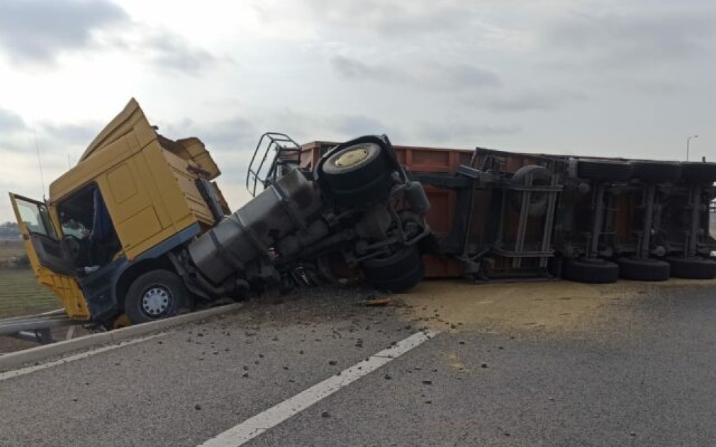 Un autocamion încărcat cu orz s-a răsturnat aproape de intrare în Portul Constanța